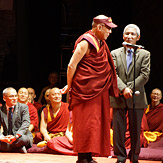 Далай-лама даровал в Нью-Йорке посвящение Будды Шакьямуни «Установление в трех самайях» и прочел публичную лекцию о ненасилии