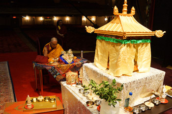 Далай-лама даровал в Нью-Йорке посвящение Будды Шакьямуни «Установление в трех самайях» и прочел публичную лекцию о ненасилии