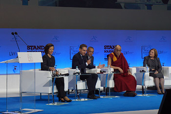 В Варшаве Далай-лама принял участие в тринадцатой встрече лауреатов Нобелевской премии мира
