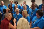 Его Святейшество Далай-лама беседует с волонтерами, работавшими во время подготовки и проведения мероприятий в зале Gwinnet Arena. Атланта, штат Джорджия, США. 8 октября 2013 г. Фото: Джереми Рассел (офис ЕСДЛ)