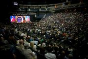 Во время выступления Его Святейшества Далай-ламы в зале Gwinnet Arena. Атланта, штат Джорджия, США. 8 октября 2013 г. Фото: Джереми Рассел (офис ЕСДЛ)