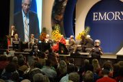 Его Святейшество Далай-лама и другие докладчики на конференции "Светская этика и образование" в зале Gwinnet Arena. Атланта, штат Джорджия, США. 8 октября 2013 г. Фото: Джереми Рассел (офис ЕСДЛ)