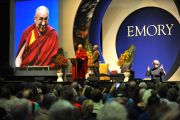 Его Святейшество Далай-лама выступает с лекцией "Основы ответственной гражданской позиции в Глобальной деревне 21 века" в зале Gwinnet Arena. Атланта, штат Джорджия, США. 8 октября 2013 г. Фото: Сонам Зоксанг