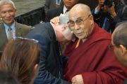 Его Святейшество Далай-лама со своим другом Ричардом Муром, основателем фонда "Дети под перекрестным огнем", перед началом лекции в зале Gwinnet Arena. Атланта, штат Джорджия, США. 8 октября 2013 г. Фото: Джереми Рассел (офис ЕСДЛ)