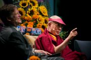 Его Святейшество Далай-лама отвечает на вопросы после лекции "Основы ответственной гражданской позиции в Глобальной деревне 21 века" в зале Gwinnet Arena. Атланта, штат Джорджия, США. 8 октября 2013 г. Фото: Emory University
