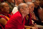 Ганден Три Ринпоче слушает выступление Его Святейшества Далай-ламы в университете Эмори. Атланта, штат Джорджия, США. 9 октября 2013 г. Фото: Emory University