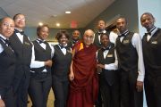 Дээрхтийн Гэгээнтэн Далай Лам Cox Ballroom-ийн ажилчидтай уулзав. АНУ, Жоржиа, Атланта хот. 2013.10.09. Зургийг Жереми Расселл (ДЛО)