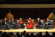 Его Святейшество Далай-лама выступает на обсуждении "Преодоление нравственных разногласий: способна ли светская этика объединить нас?" в университете Эмори. Атланта, штат Джорджия, США. 9 октября 2013 г. Фото: Сонам Зоксанг