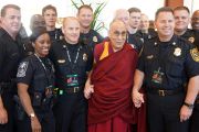Его Святейшество Далай-лама фотографируется на память с полицейскими, отвечавшими за безопасность во время его визита в университет Эмори. Атланта, штат Джорджия, США. 10 октября 2013 г. Фото: Джереми Рассел (офис ЕСДЛ)