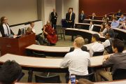 Во время занятия в одной из аудиторий Его Святейшество Далай-лама беседует со студентами университета Эмори о светской этике. Атланта, штат Джорджия, США. 10 октября 2013 г. Фото: Джереми Рассел (офис ЕСДЛ)