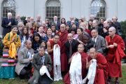 Его Святейшество Далай-лама с членами некоммерческой организации "Монастырь Дрепунг Лоселинг", соорганизатора учений Его Святейшества в университете Эмори. Атланта, штат Джорджия, США. 10 октября 2013 г. Фото: Сонам Зоксанг