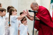 Его Святейшество Далай-лама приветствует детей, выступавших перед его лекцией в Папском университете. Мехико, Мексика. 12 октября 2013 г. Фото: Оскар Фернандес