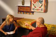 Адела Мича берет интервью у Его Святейшества Далай-ламы для крупнейшего телеканала Мексики "Телевиса". 14 октября 2013 г. Фото: Джереми Рассел (офис ЕСДЛ)