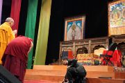 Его Святейшество Далай-лама перед началом учений в зале "Арена Сьюдад де Мехико". Мехико, Мексика. 13 октября 2013 г. Фото: Джереми Рассел (офис ЕСДЛ)