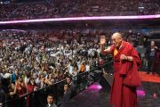 Его Святейшество Далай-лама прощается со слушателями по окончании публичной лекции. Мехико, Мексика. 14 октября 2013 г. Фото: Джереми Рассел (офис ЕСДЛ)