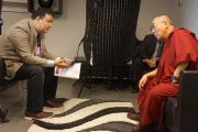 Лазаро Риос Кавасос берет интервью у Его Святейшества Далай-ламы для издания "Реформа", крупнейшей газеты Мексики. Мехико, Мексика. 13 октября 2013 г. Фото: Джереми Рассел (офис ЕСДЛ)