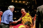 Его Святейшество Далай-лама приветствует Ричарда Гира на сцене театра Beacon Theater перед началом учений. Нью-Йорк, США. 18 октября 2013 г. Фото: Robert Nickelsberg