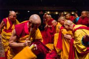 Его Святейшество Далай-лама приветствует членов сангхи на сцене театра Beacon Theater перед началом учений. Нью-Йорк, США. 18 октября 2013 г. Фото: Robert Nickelsberg