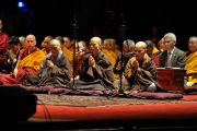 Китайские монахи читают "Сутру сердца" на китайском языке в начале второго дня учений Его Святейшества Далай-ламы. Нью-Йорк, США. 20 октября 2013г. Фото: Сонам Зоксанг