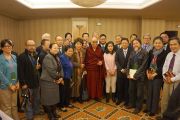Его Святейшество Далай-лама с китайскими писателями. Нью-Йорк, США. 21 октября 2013 г. Фото: Джереми Рассел (офис ЕСДЛ)