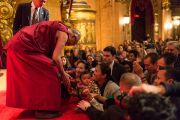 Его Святейшество Далай-лама пожимает руки слушателям в завершение трехдневных учений в театре "Маяк". Нью-Йорк, США. 20 октября 2013г. Фото: Robert Nickelsberg
