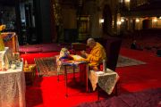 Его Святейшество Далай-лама выполняет подготовительные ритуалы перед проведением посвящения. Нью-Йорк, США. 20 октября 2013г. Фото: Robert Nickelsberg