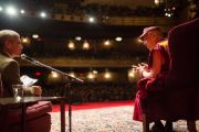 Его Святейшество Далай-лама и его переводчик, Туптен Джинпа, отвечают на вопросы слушателей во время публичной лекции. Нью-Йорк, США. 20 октября 2013г. Фото: Robert Nickelsberg