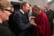 Его Святейшество Далай-лама с премьер-министром Польши Дональдом Таском перед началом XIII Всемирного саммита лауреатов Нобелевской премии мира в Варшаве, Польша. 23 октября 2013 г. Фото: Ради Министроу.