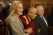 Шерон Стоун, Его Святейшество Далай-лама и Лех Валенса перед началом XIII Всемирного саммита лауреатов Нобелевской премии мира в Варшаве, Польша. 23 октября 2013 г. Фото: Джереми Рассел (ОЕСДЛ)