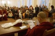 Его Святейшество Далай-лама встречается с членами тибетской диаспоры и групп поддержки Тибета в Варшаве, Польша, 24 октября 2013 г.  Фото: Джереми Рассел (ОЕСДЛ)