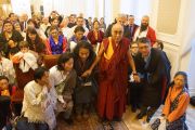 Его Святейшество Далай-лама с членами тибетской диаспоры и групп поддержки Тибета в Варшаве, Польша, 24 октября 2013 г.  Фото: Джереми Рассел (ОЕСДЛ)