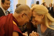 Его Святейшество Далай-лама приветствует Беату Булбевич, возглавляющую группу польских парламентариев-сторонников Тибета в Варшаве, Польша, 24 октября 2013 г.  Фото: Джереми Рассел (ОЕСДЛ)