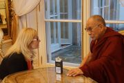 Его Святейшество Далай-лама дает интервью для фильма о покойном папе римском Иоанне Павле II в Варшаве, Польша, 24 октября 2013 г.  Фото: Джереми Рассел (ОЕСДЛ)