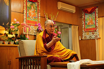Его Святейшество Далай-лама провел беседу о светской этике и даровал учения группе вьетнамских буддистов