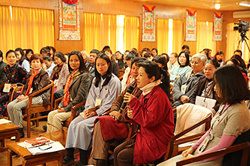 Его Святейшество Далай-лама провел беседу о светской этике и даровал учения группе вьетнамских буддистов