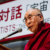 В Токио Далай-лама принял участие в беседе с учеными по теме «Вселенная, жизнь и образование»
