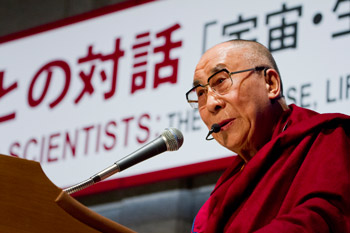 Далай-лама принял участие в беседе с учеными по теме «Вселенная, жизнь и образование» в Токио
