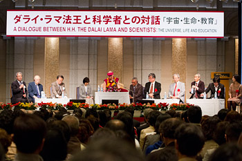 Далай-лама принял участие в беседе с учеными по теме «Вселенная, жизнь и образование» в Токио