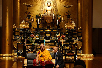 От печали к надежде. Далай-лама побеседовал с японскими буддистами о силе сострадания