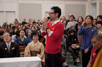 Далай-лама дал интервью в Токио и прочел публичную лекцию В Сидзуоке