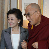 Далай-лама дал интервью в Токио и прочел публичную лекцию В Сидзуоке
