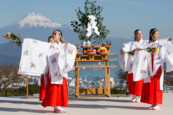 Далай-лама принял участие в межконфессиональном молебне о мире во всем мире в Сидзуоке