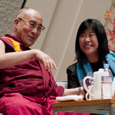 В Киото Далай-лама дал несколько интервью и провел публичную беседу о возможных путях самовыражения, несущих миру свободу
