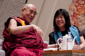 В Киото Далай-лама дал несколько интервью и провел публичную беседу о возможных путях самовыражения, несущих миру свободу