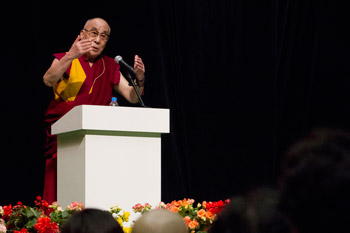 В Токио Далай-лама  прочел публичную лекцию о том, как прожить свою жизнь с наибольшей пользой