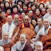 Перед отъездом из Японии Далай-лама встретился с тибетцами и корейскими буддистами