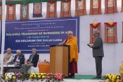 Его Святейшество Далай-лама выступает на торжественном открытии двухдневного семинара, посвященного буддизму традиции древнего монастыря-университета Наланда. Дели, Индия. 13 ноября 2013 г. Фото: Джереми Рассел (офис ЕСДЛ)