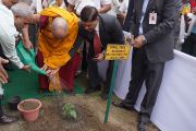Его Святейшество Далай-лама сажает дерево фикуса священного на церемонии открытия двухдневного семинара, посвященного буддизму традиции древнего монастыря-университета Наланда. Дели, Индия. 13 ноября 2013 г. Фото: Джереми Рассел (офис ЕСДЛ)