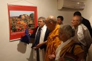 Его Святейшество Далай-лама во время посещения выставки фотографий буддийских святынь в Центре искусств им. Индиры Ганди. Дели, Индия. 13 ноября 2013 г. Фото: Джереми Рассел (офис ЕСДЛ)