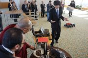 Его Святейшество Далай-ламу знакомят с новейшими достижениями робототехники в лаборатории Тибийского технологического института. Цуданума, Япония. 16 ноября 2013 г. Фото: Джереми Рассел (офис ЕСДЛ)